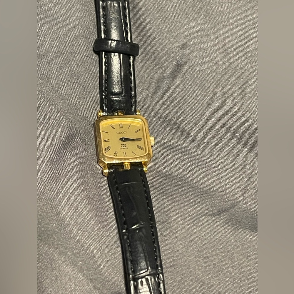 Vin. Womens Gucci Gold Tone White Enamel Retro 4.84 Swiss Black Leather